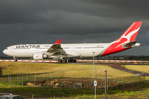 Qantas Airbus A330-300 VH-QPH at Sydney Kingsford Smith International Airport (YSSY/SYD)