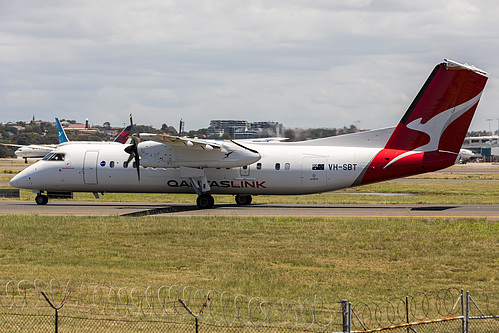 QantasLink DHC Dash-8-300 VH-SBT at Sydney Kingsford Smith International Airport (YSSY/SYD)