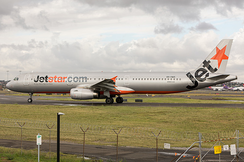 Jetstar Airways Airbus A321-200 VH-VWX at Sydney Kingsford Smith International Airport (YSSY/SYD) Jetstar Airways Airbus A321-200 VH-VWX at Sydney Kingsford Smith International Airport (YSSY/SYD)