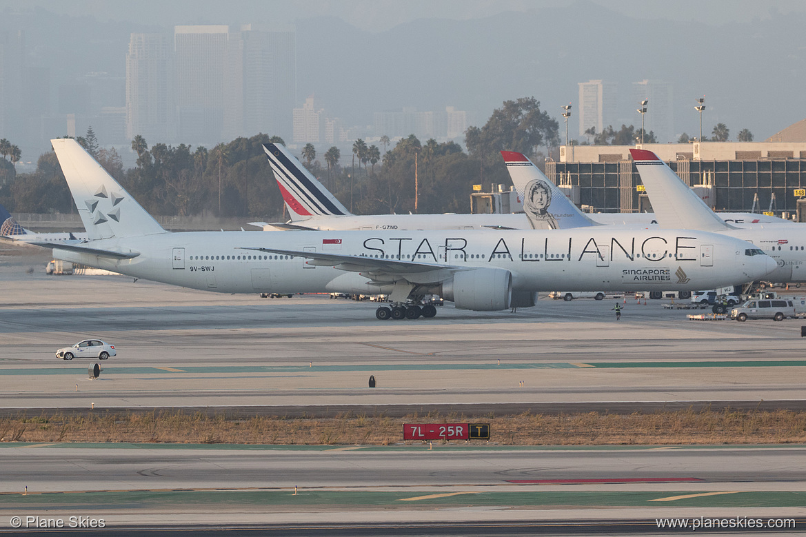 Singapore Airlines Boeing 777-300ER 9V-SWJ at Los Angeles International Airport (KLAX/LAX)
