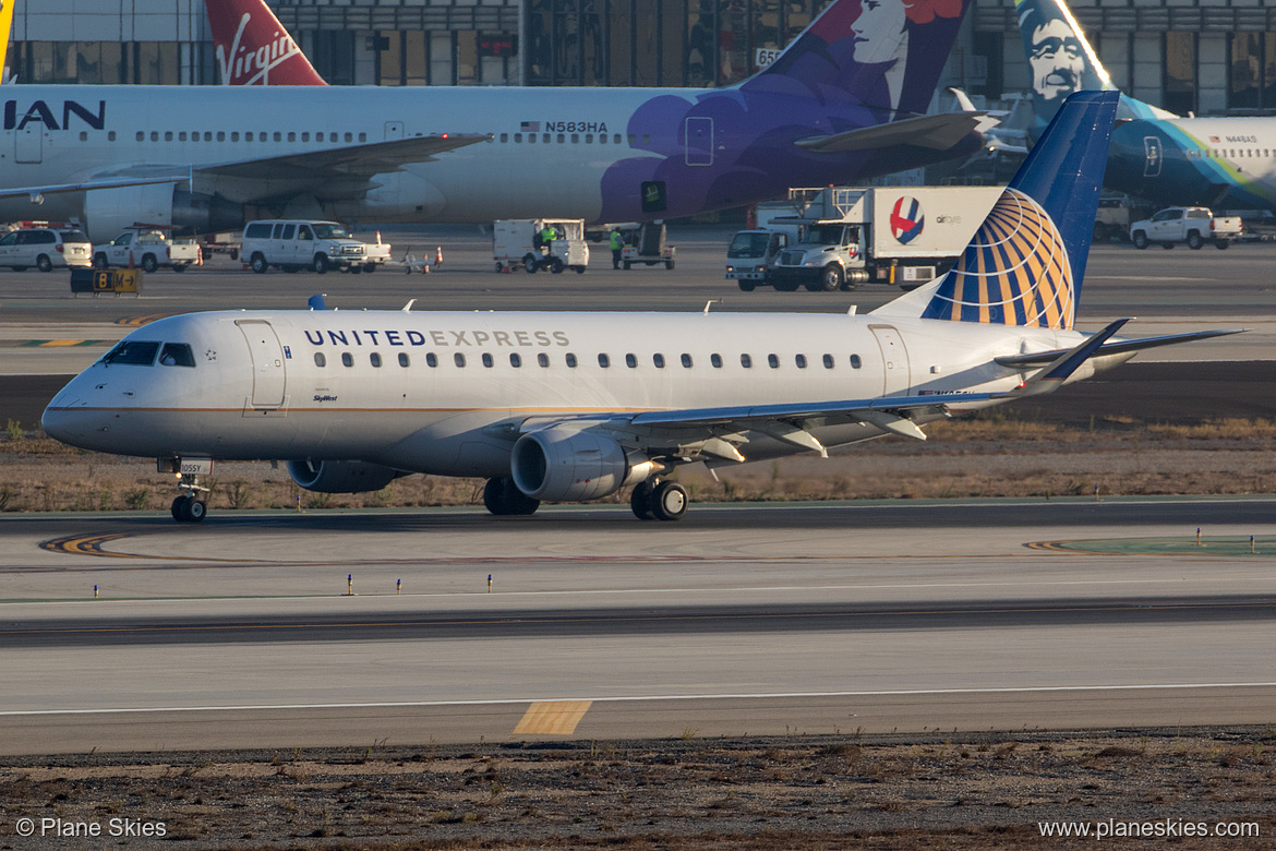 SkyWest Airlines Embraer ERJ-175 N105SY at Los Angeles International Airport (KLAX/LAX)