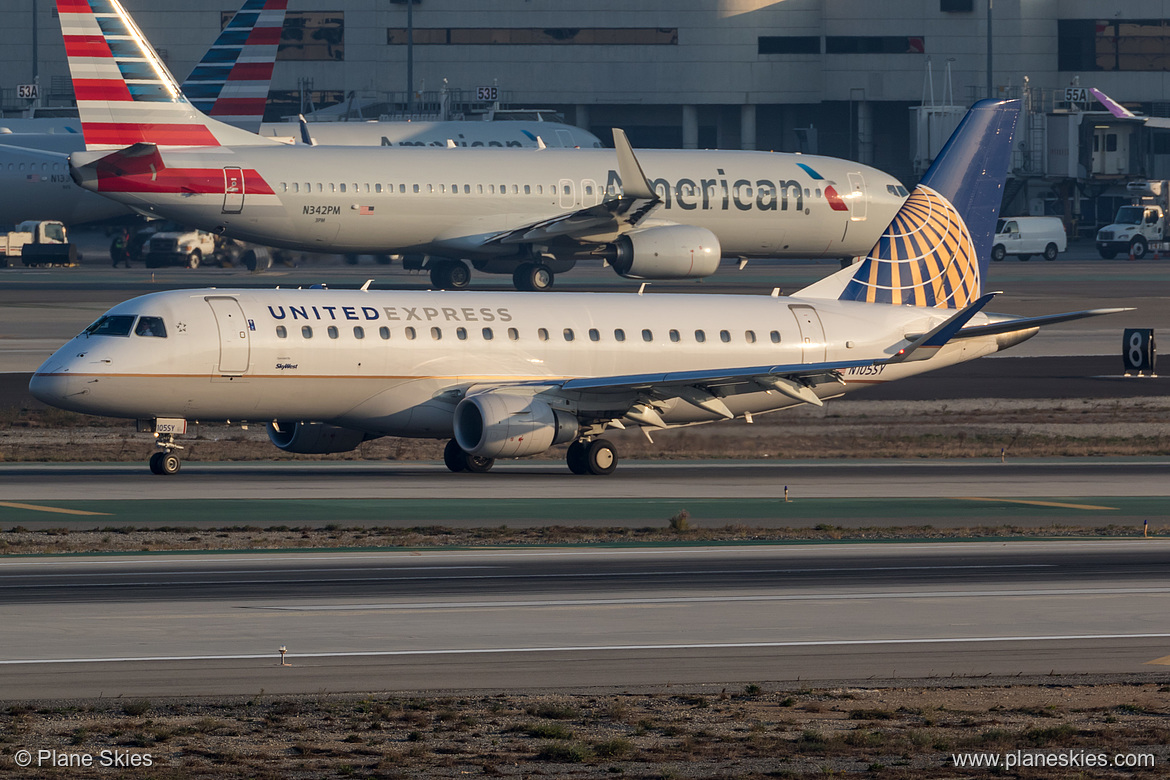 SkyWest Airlines Embraer ERJ-175 N105SY at Los Angeles International Airport (KLAX/LAX)