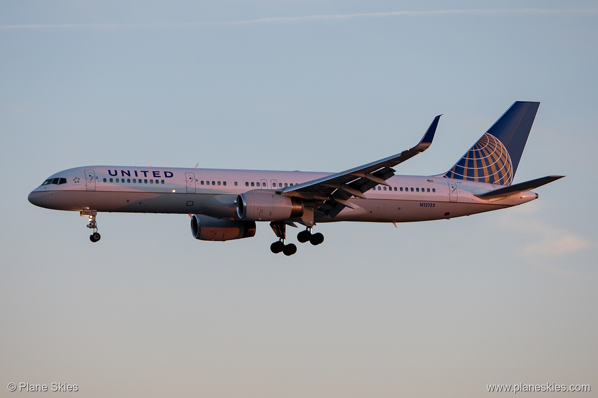 United Airlines Boeing 757-200 N12125 at Los Angeles International Airport (KLAX/LAX)