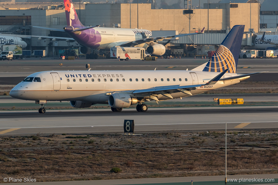 SkyWest Airlines Embraer ERJ-175 N125SY at Los Angeles International Airport (KLAX/LAX)