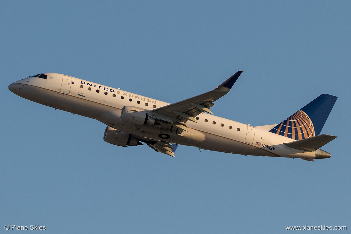 SkyWest Airlines Embraer ERJ-175 N135SY at Los Angeles International Airport (KLAX/LAX)