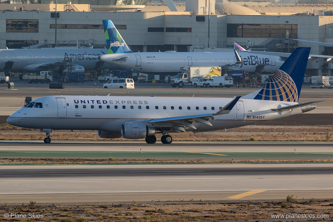 SkyWest Airlines Embraer ERJ-175 N143SY at Los Angeles International Airport (KLAX/LAX)