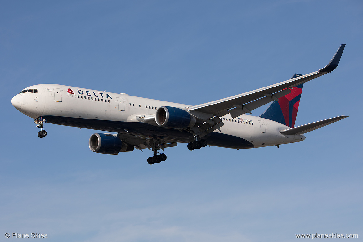 Delta Air Lines Boeing 767-300ER N154DL at Los Angeles International Airport (KLAX/LAX) Delta Air Lines Boeing 767-300ER N154DL at Los Angeles International Airport (KLAX/LAX)