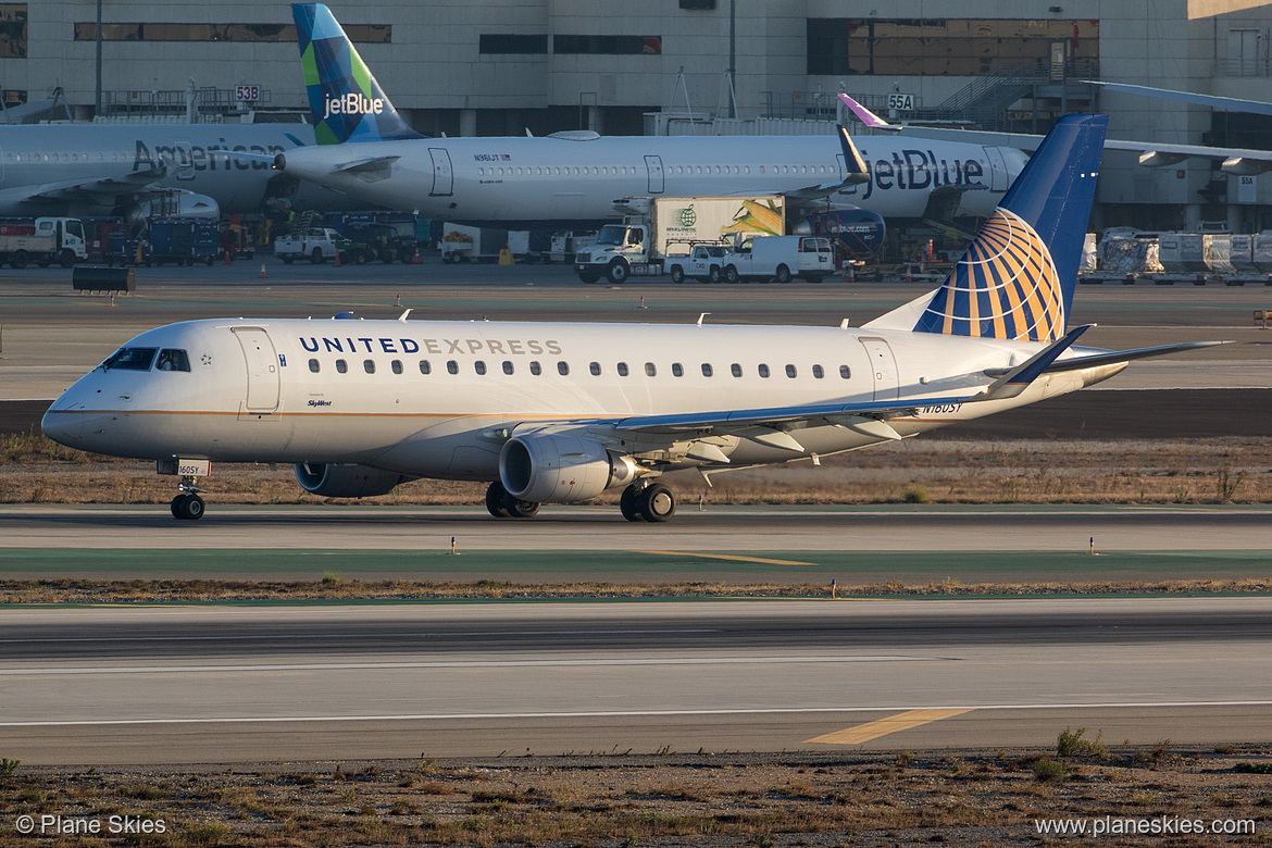 SkyWest Airlines Embraer ERJ-175 N160SY at Los Angeles International Airport (KLAX/LAX)