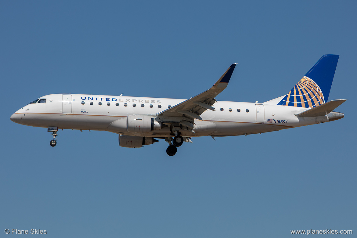 SkyWest Airlines Embraer ERJ-175 N166SY at Los Angeles International Airport (KLAX/LAX)