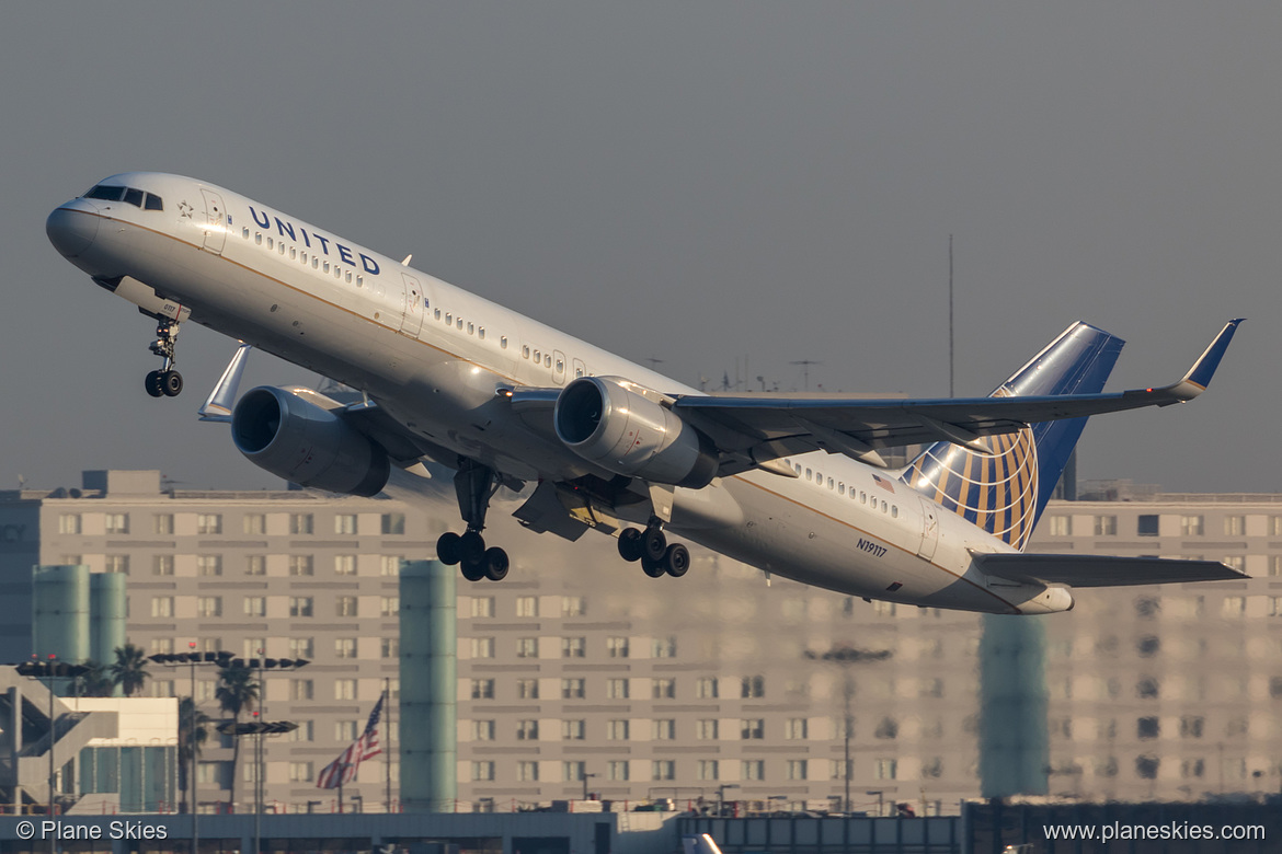 United Airlines Boeing 757-200 N19117 at Los Angeles International Airport (KLAX/LAX)