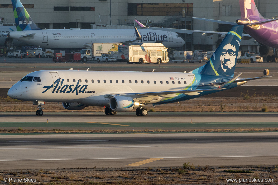 SkyWest Airlines Embraer ERJ-175 N192SY at Los Angeles International Airport (KLAX/LAX)