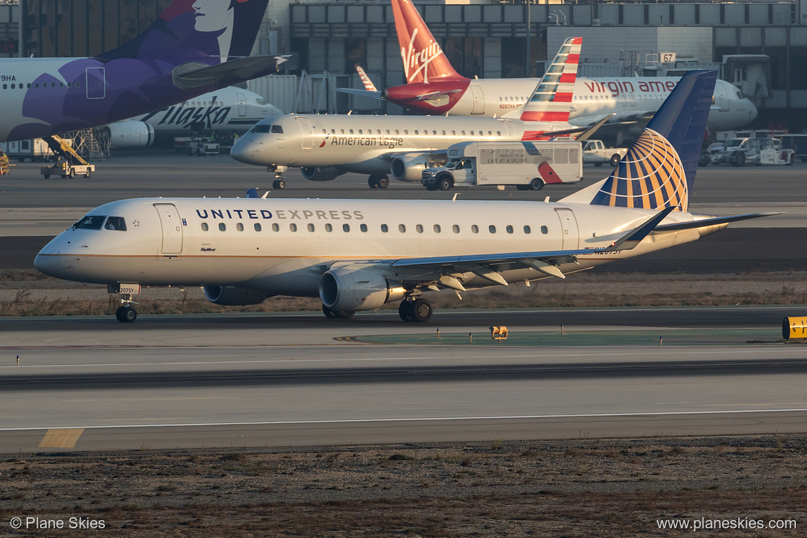 SkyWest Airlines Embraer ERJ-175 N207SY at Los Angeles International Airport (KLAX/LAX)