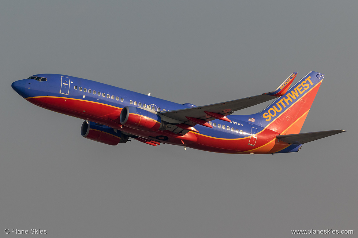 Southwest Airlines Boeing 737-700 N209WN at Los Angeles International Airport (KLAX/LAX)