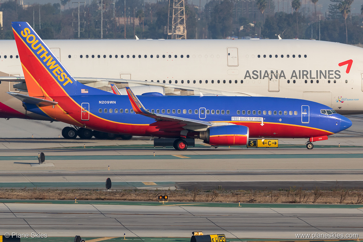 Southwest Airlines Boeing 737-700 N209WN at Los Angeles International Airport (KLAX/LAX)