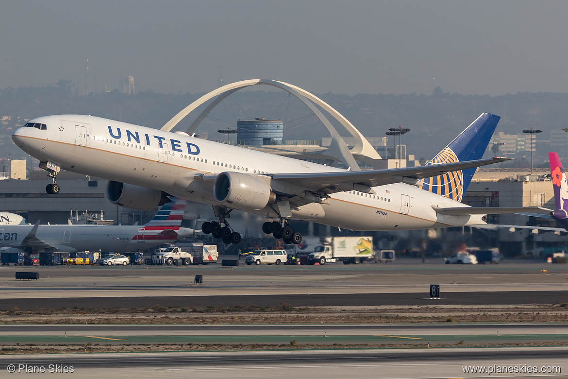 United Airlines Boeing 777-200ER N211UA at Los Angeles International Airport (KLAX/LAX) United Airlines Boeing 777-200ER N211UA at Los Angeles International Airport (KLAX/LAX)