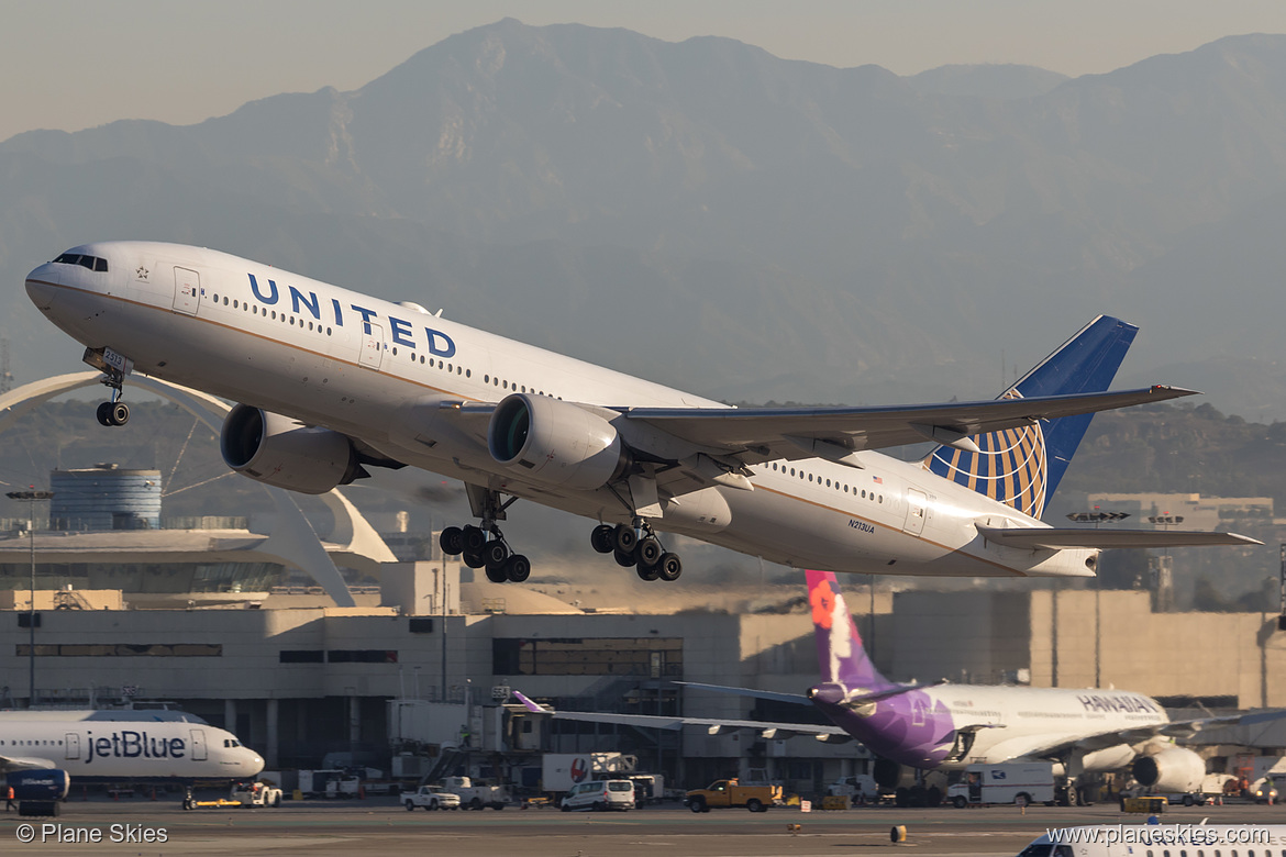 United Airlines Boeing 777-200ER N213UA at Los Angeles International Airport (KLAX/LAX)