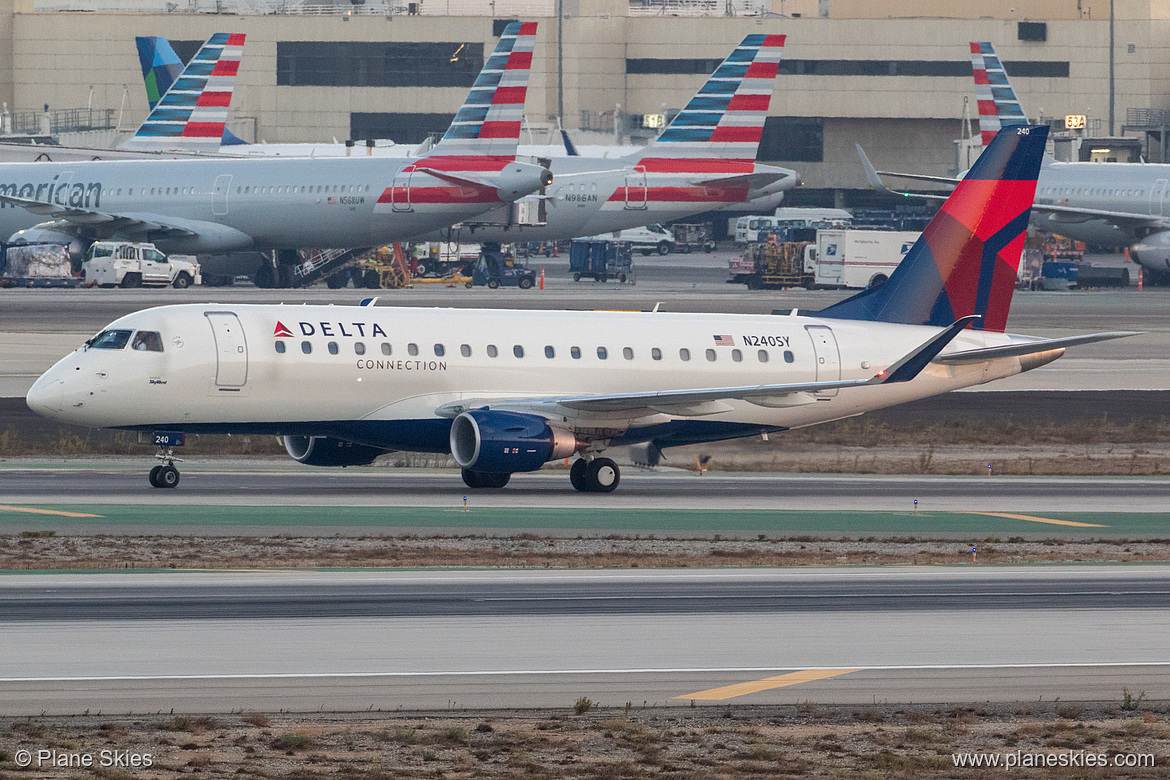 SkyWest Airlines Embraer ERJ-175 N240SY at Los Angeles International Airport (KLAX/LAX)