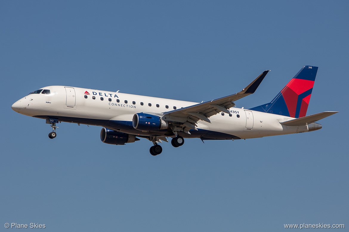 SkyWest Airlines Embraer ERJ-175 N243SY at Los Angeles International Airport (KLAX/LAX)