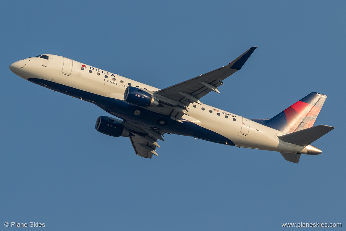 SkyWest Airlines Embraer ERJ-175 N246SY at Los Angeles International Airport (KLAX/LAX)