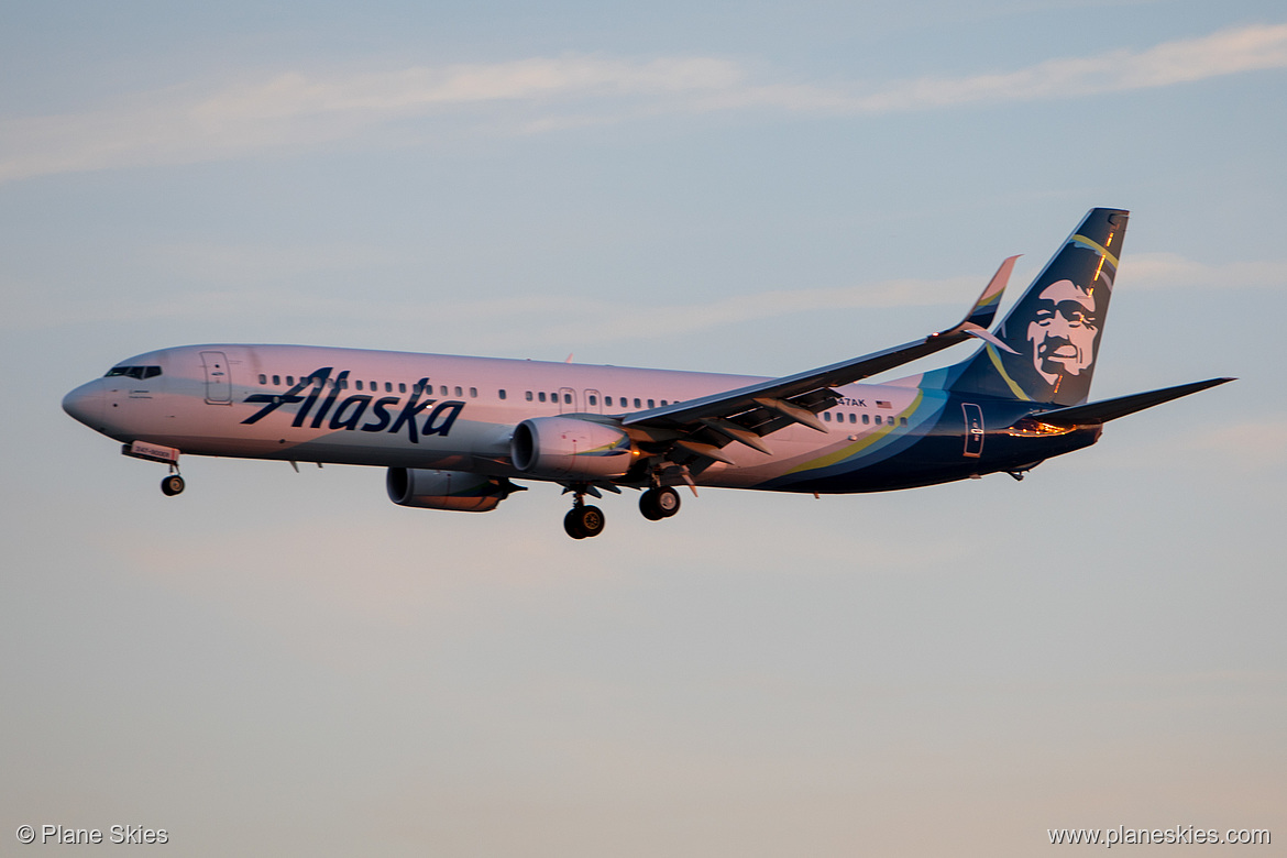 Alaska Airlines Boeing 737-900ER N247AK at Los Angeles International Airport (KLAX/LAX)