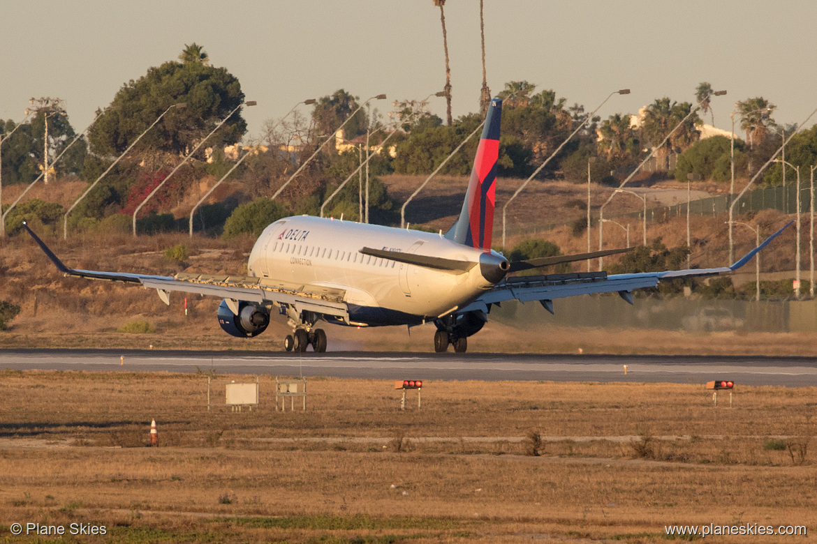 SkyWest Airlines Embraer ERJ-175 N256SY at Los Angeles International Airport (KLAX/LAX) SkyWest Airlines Embraer ERJ-175 N256SY at Los Angeles International Airport (KLAX/LAX)