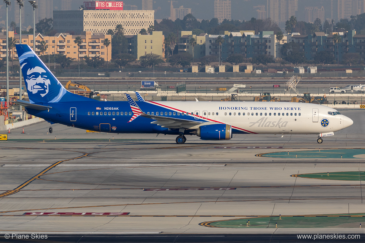 Alaska Airlines Boeing 737-900ER N265AK at Los Angeles International Airport (KLAX/LAX)