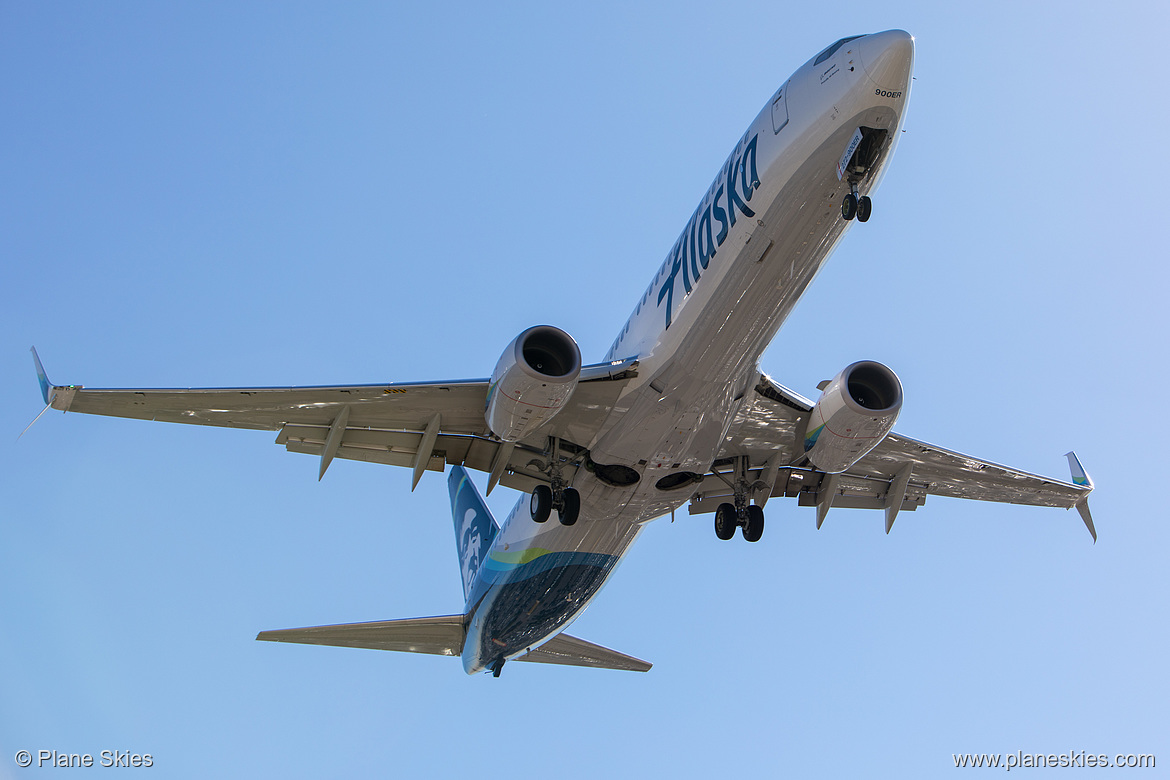 Alaska Airlines Boeing 737-900ER N272AK at Los Angeles International Airport (KLAX/LAX)