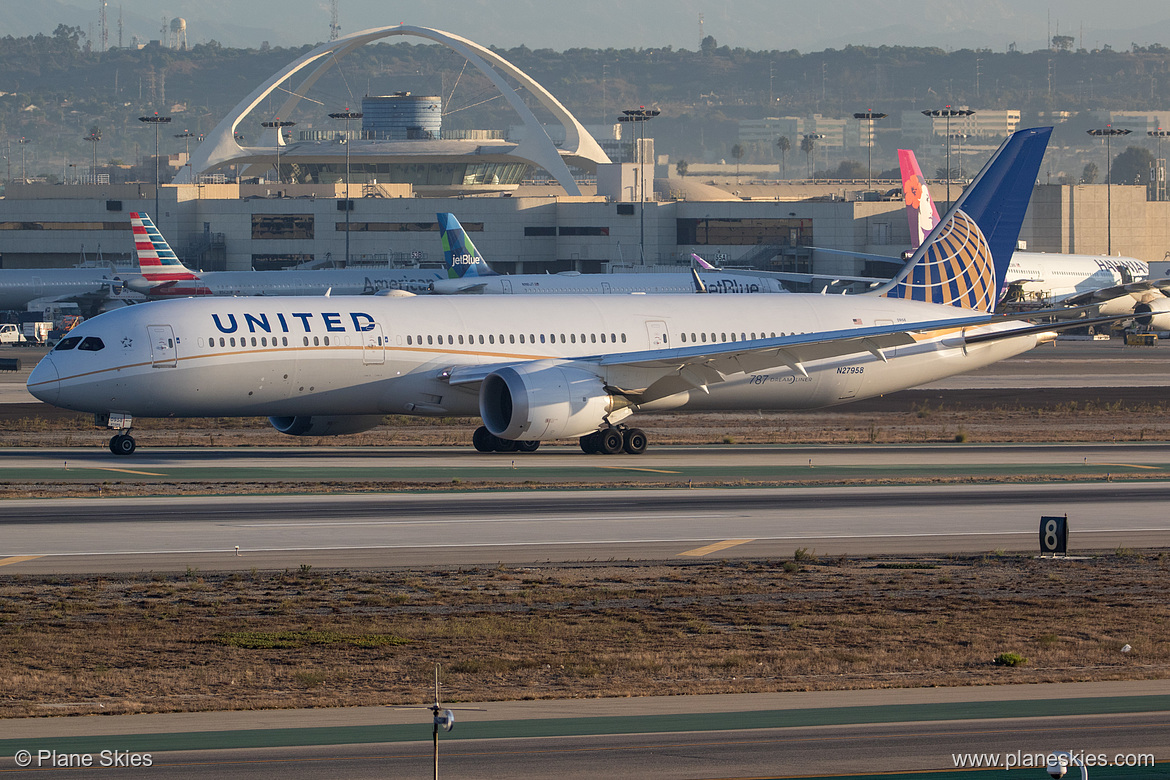 United Airlines Boeing 787-9 N27958 at Los Angeles International Airport (KLAX/LAX)