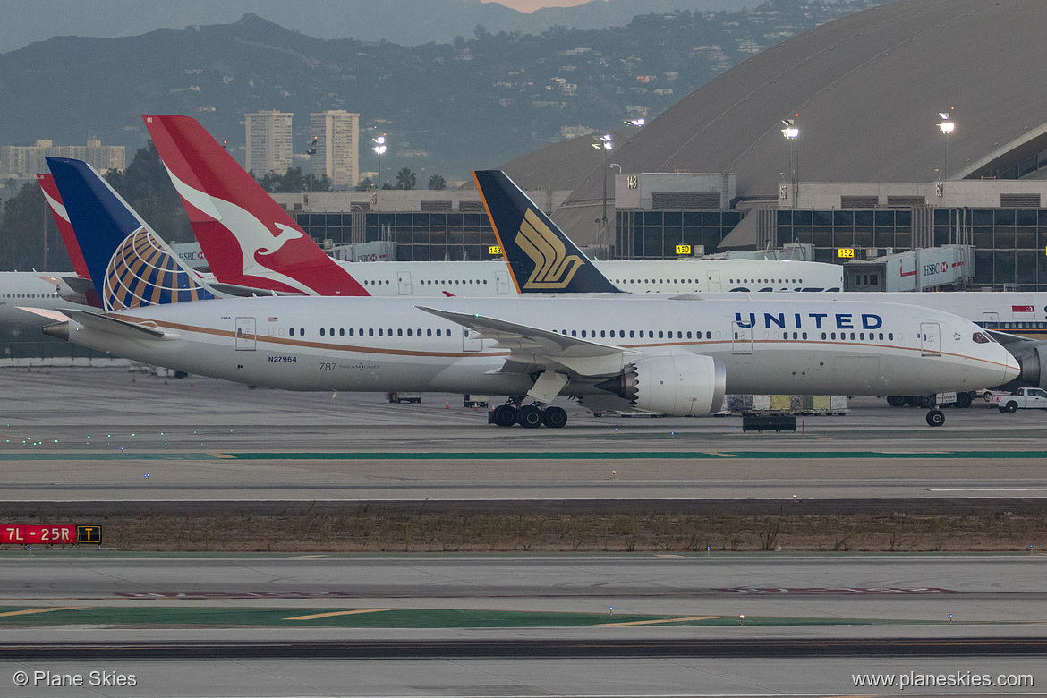 United Airlines Boeing 787-9 N27964 at Los Angeles International Airport (KLAX/LAX) United Airlines Boeing 787-9 N27964 at Los Angeles International Airport (KLAX/LAX)