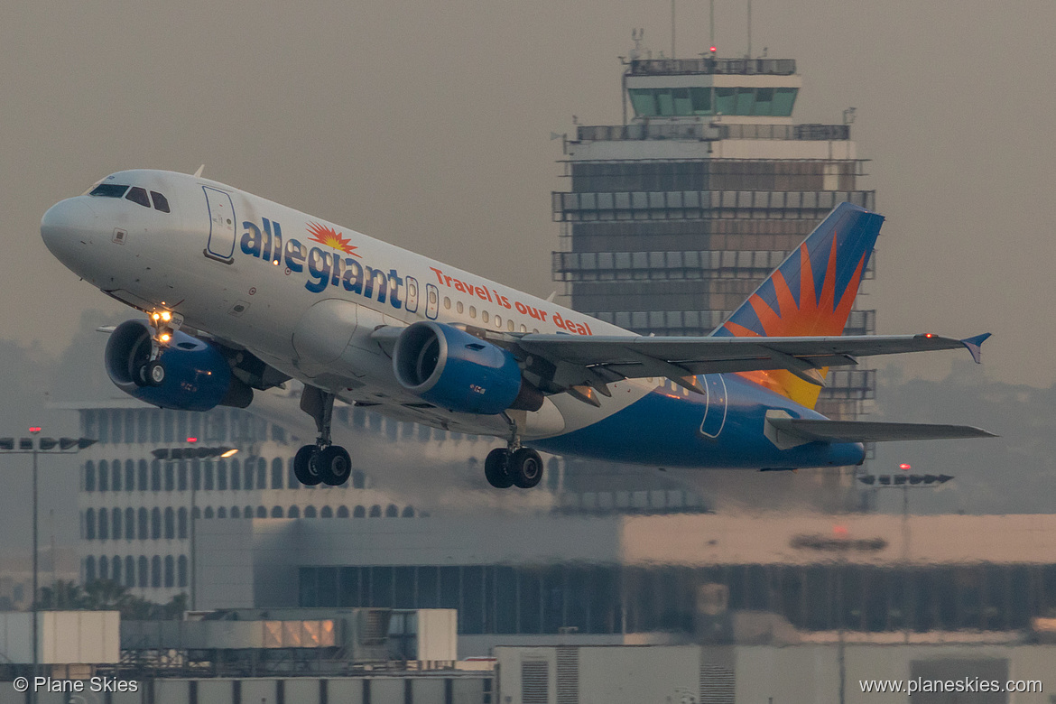 Allegiant Air Airbus A319-100 N302NV at Los Angeles International Airport (KLAX/LAX)