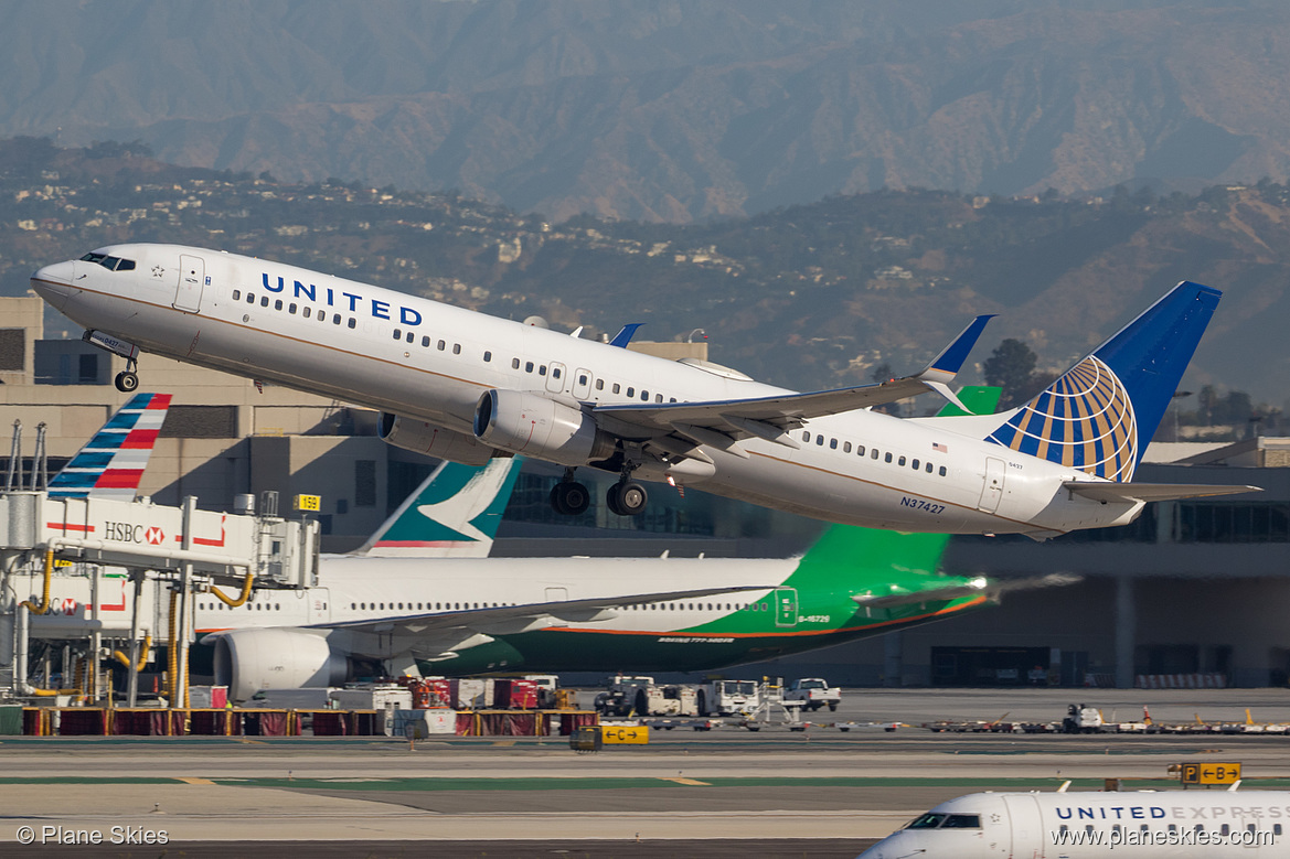 United Airlines Boeing 737-900ER N37427 at Los Angeles International Airport (KLAX/LAX)