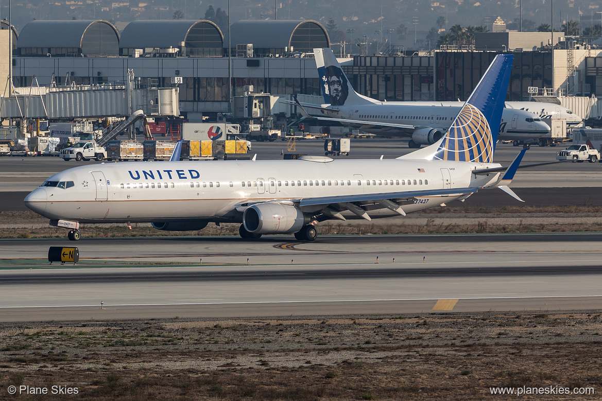 United Airlines Boeing 737-900ER N37427 at Los Angeles International Airport (KLAX/LAX) United Airlines Boeing 737-900ER N37427 at Los Angeles International Airport (KLAX/LAX)