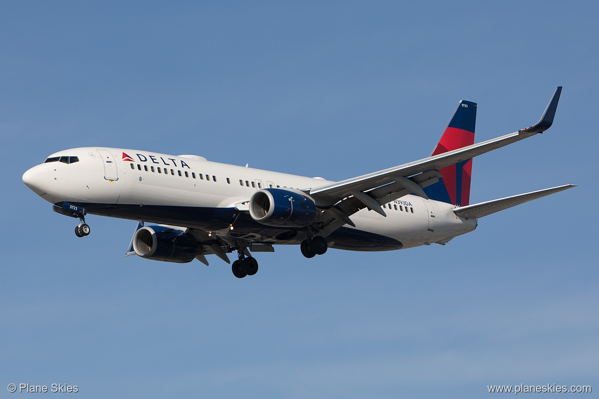 Delta Air Lines Boeing 737-800 N393DA at Los Angeles International Airport (KLAX/LAX)