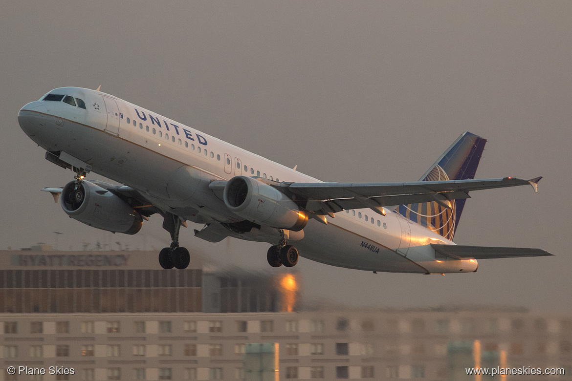 United Airlines Airbus A320-200 N448UA at Los Angeles International Airport (KLAX/LAX)