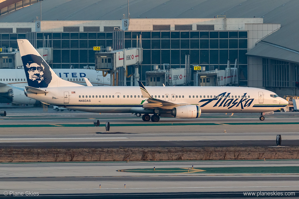Alaska Airlines Boeing 737-900ER N483AS at Los Angeles International Airport (KLAX/LAX)