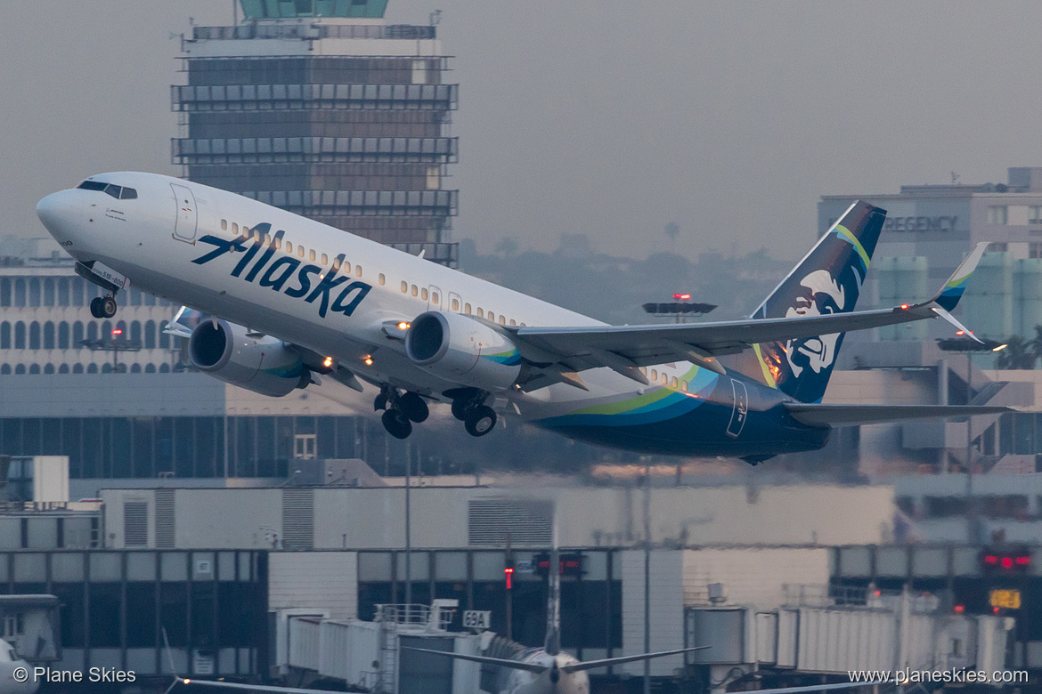 Alaska Airlines Boeing 737-800 N518AS at Los Angeles International Airport (KLAX/LAX) Alaska Airlines Boeing 737-800 N518AS at Los Angeles International Airport (KLAX/LAX)