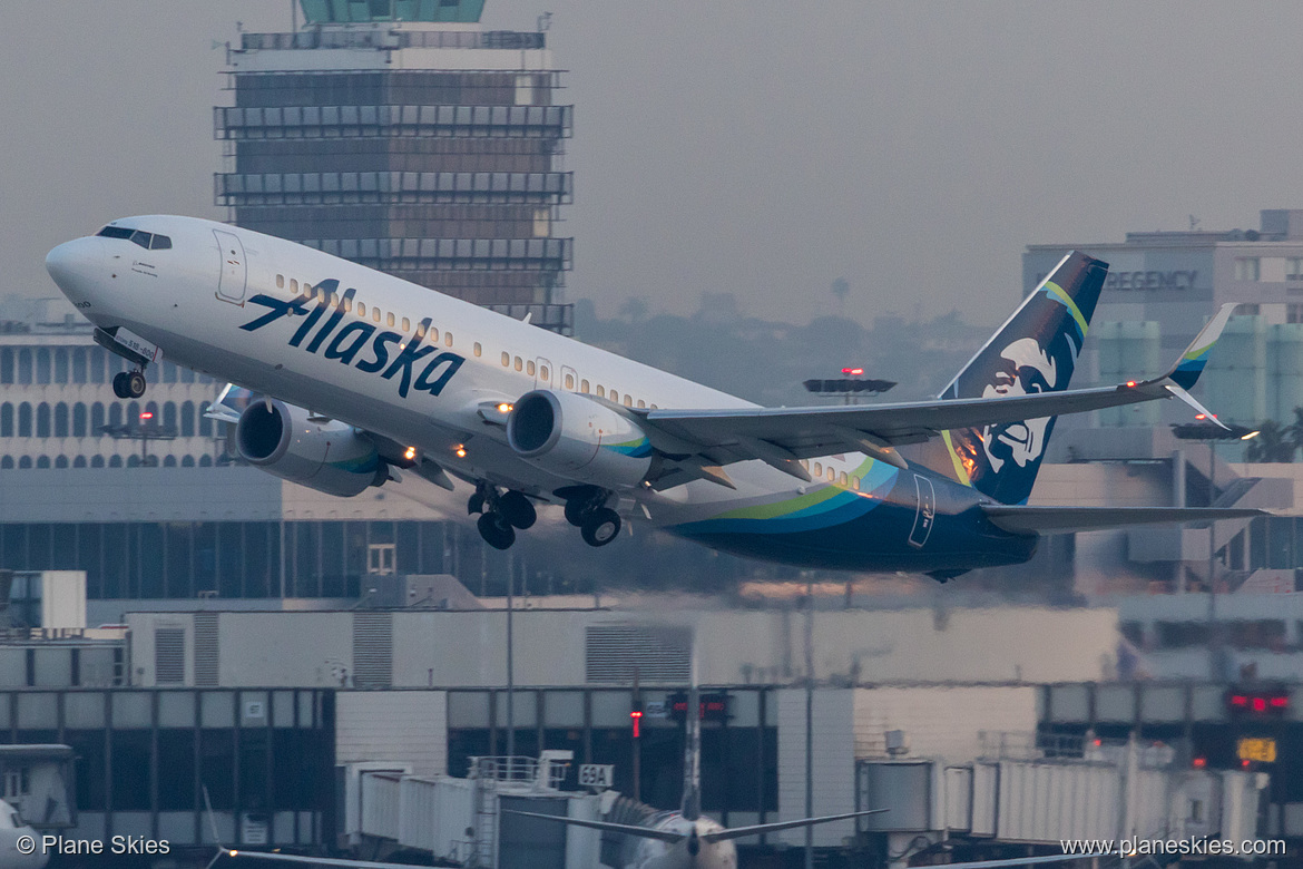 Alaska Airlines Boeing 737-800 N518AS at Los Angeles International Airport (KLAX/LAX)