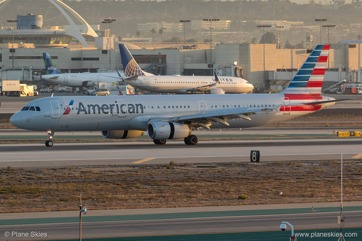 American Airlines Airbus A321-200 N562UW at Los Angeles International Airport (KLAX/LAX) American Airlines Airbus A321-200 N562UW at Los Angeles International Airport (KLAX/LAX)