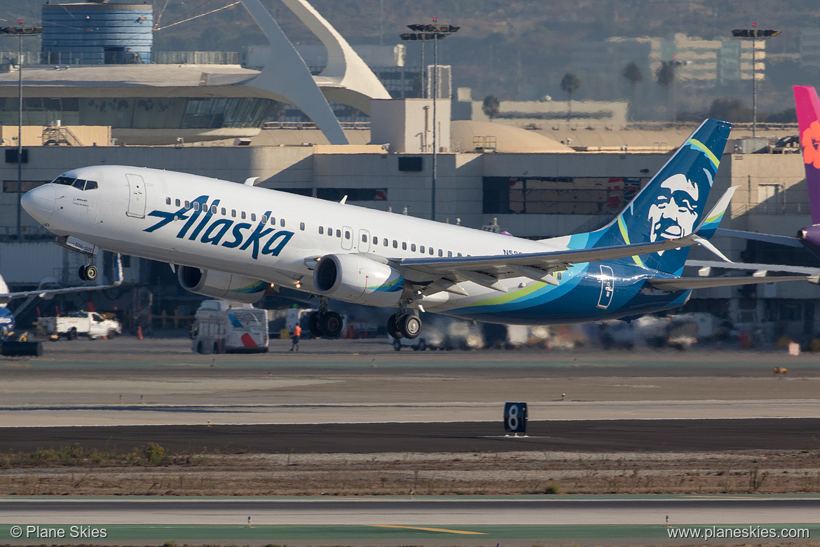 Alaska Airlines Boeing 737-800 N586AS at Los Angeles International Airport (KLAX/LAX)