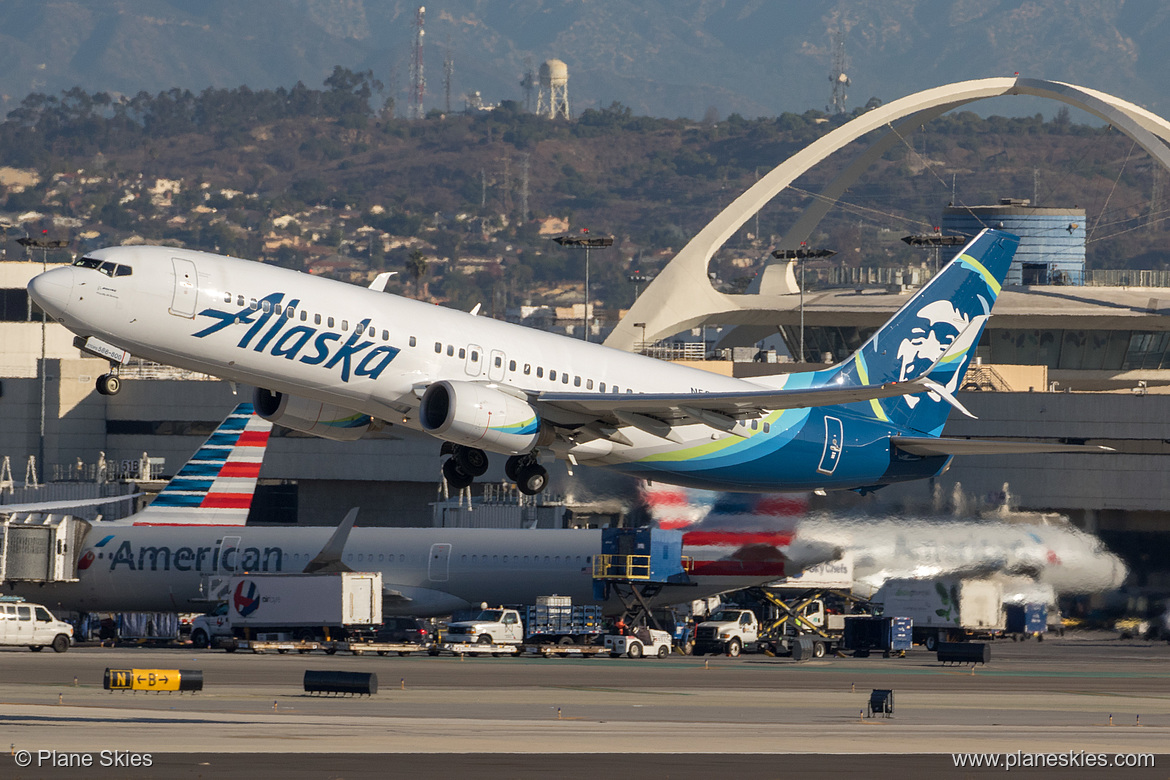 Alaska Airlines Boeing 737-800 N586AS at Los Angeles International Airport (KLAX/LAX)