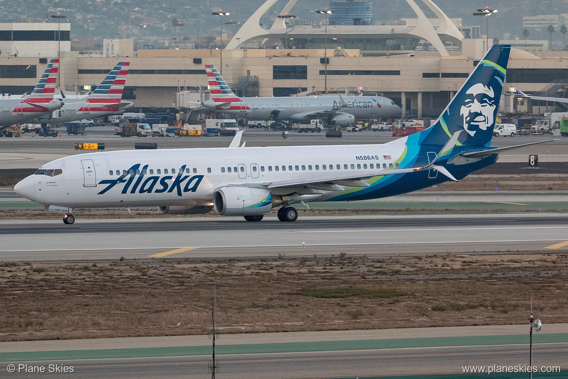 Alaska Airlines Boeing 737-800 N586AS at Los Angeles International Airport (KLAX/LAX)