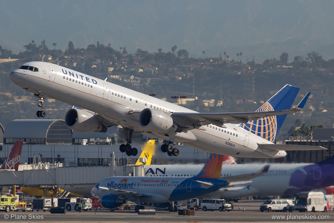 United Airlines Boeing 757-200 N588UA at Los Angeles International Airport (KLAX/LAX)