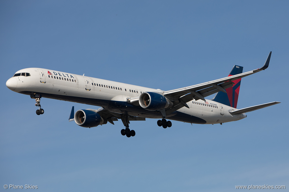 Delta Air Lines Boeing 757-300 N589NW at Los Angeles International Airport (KLAX/LAX)