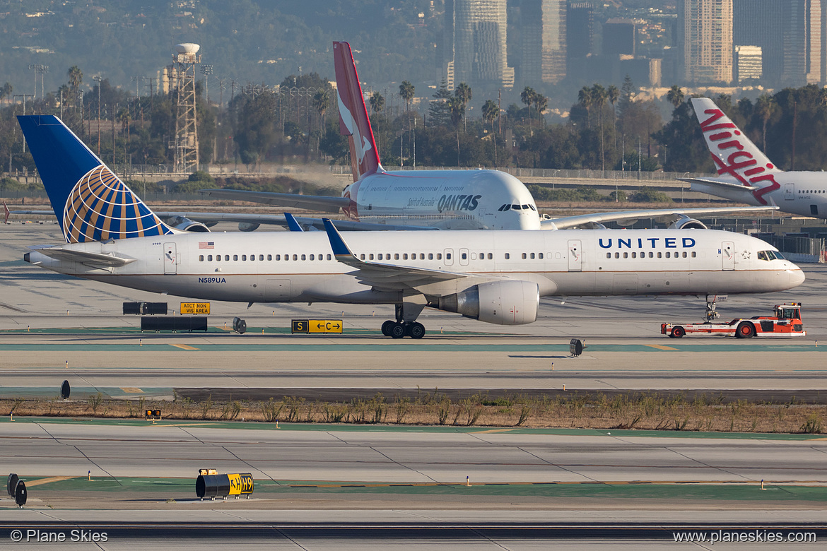 United Airlines Boeing 757-200 N589UA at Los Angeles International Airport (KLAX/LAX)