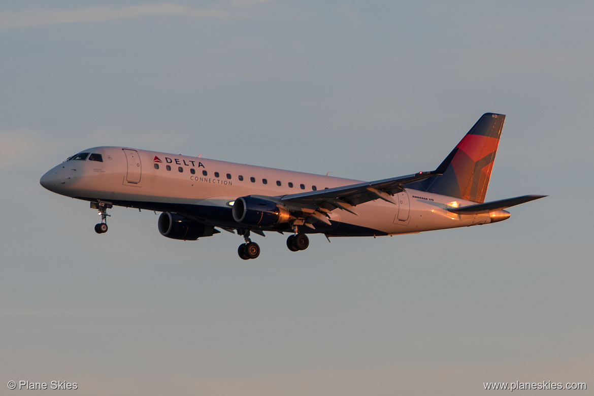 Compass Airlines Embraer ERJ-175 N612CZ at Los Angeles International Airport (KLAX/LAX)