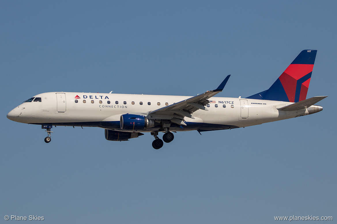 Compass Airlines Embraer ERJ-175 N617CZ at Los Angeles International Airport (KLAX/LAX) Compass Airlines Embraer ERJ-175 N617CZ at Los Angeles International Airport (KLAX/LAX)