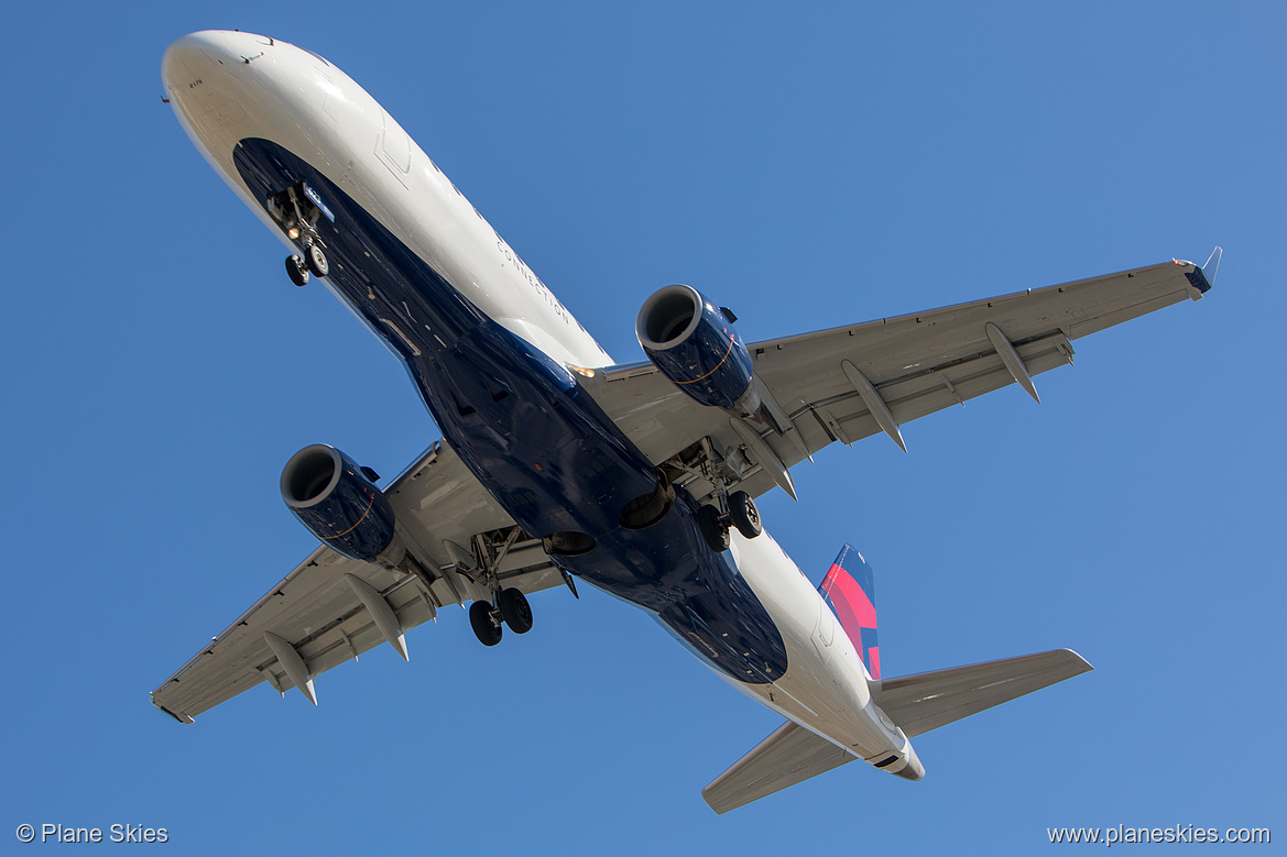 Compass Airlines Embraer ERJ-175 N623CZ at Los Angeles International Airport (KLAX/LAX)