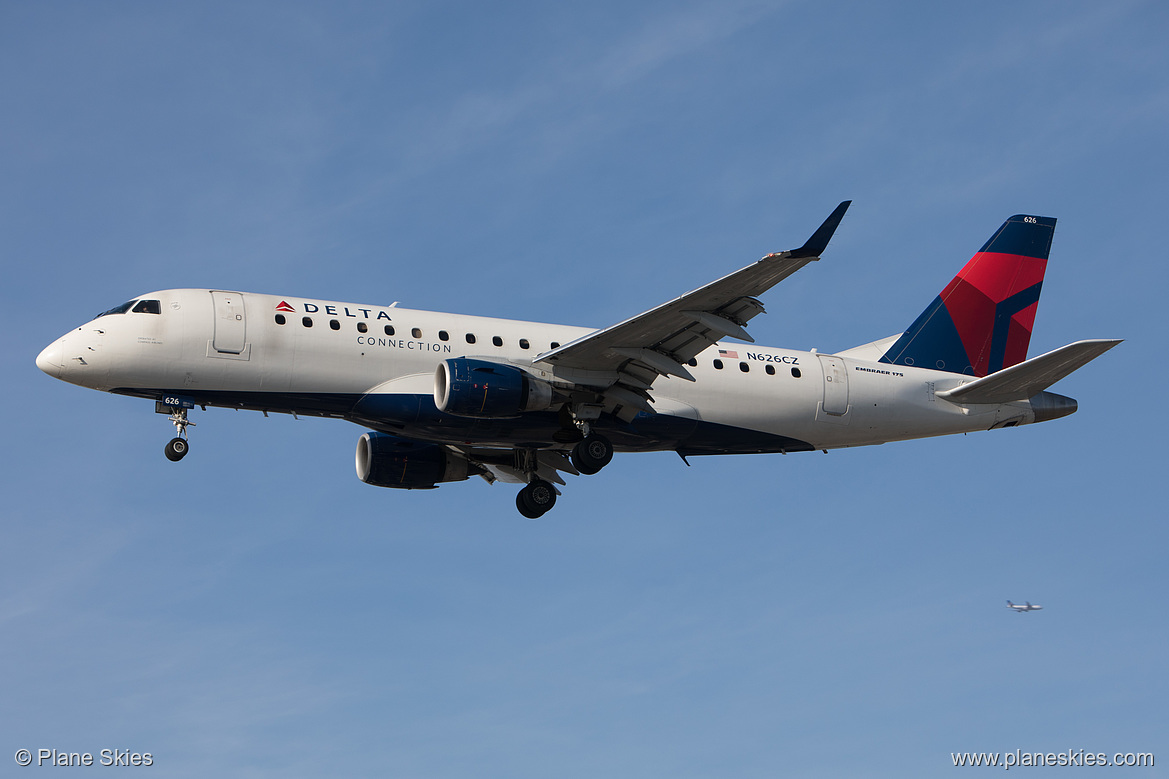 Compass Airlines Embraer ERJ-175 N626CZ at Los Angeles International Airport (KLAX/LAX)