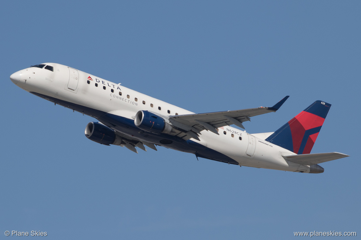 Compass Airlines Embraer ERJ-175 N628CZ at Los Angeles International Airport (KLAX/LAX)