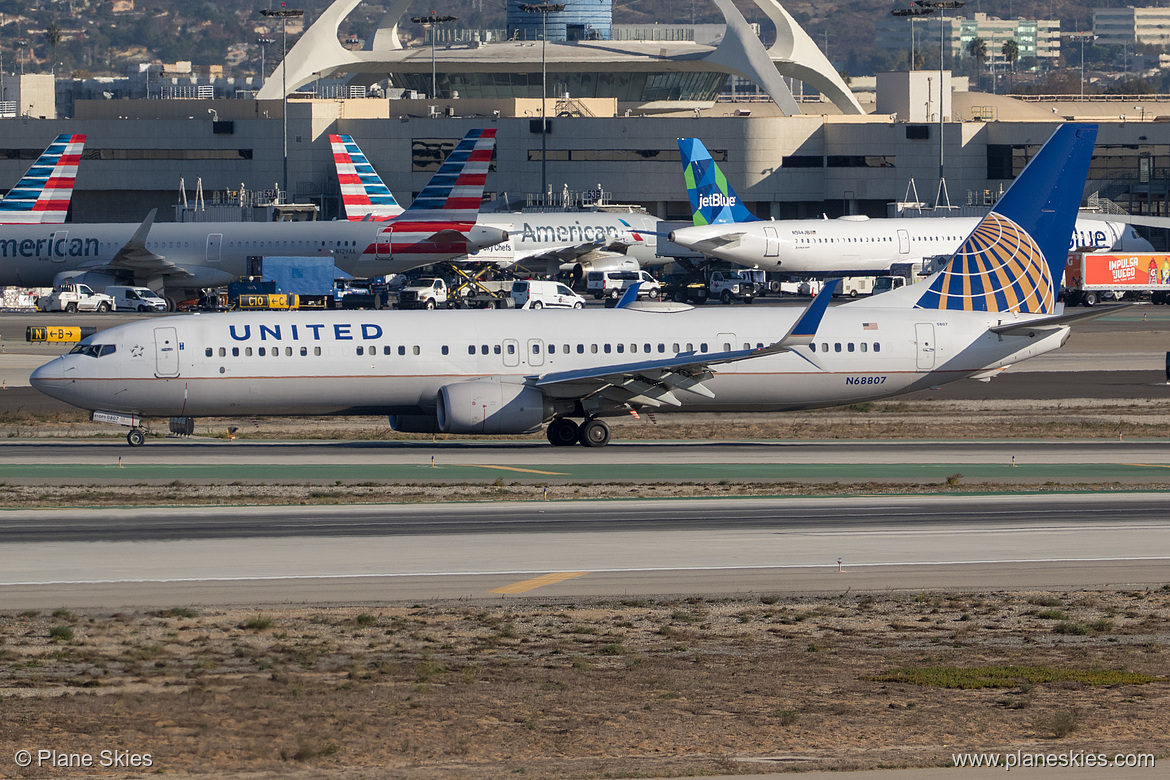 United Airlines Boeing 737-900ER N68807 at Los Angeles International Airport (KLAX/LAX)